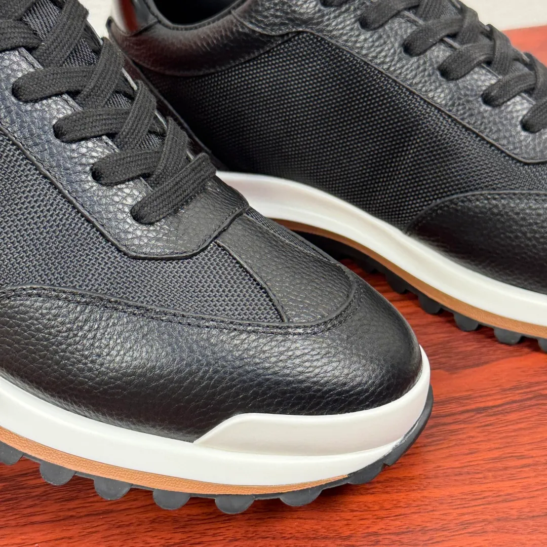 Batch 740 HERMES/Hermès men’s new sports shoes, rhythmic casual shoes: crafted with luxurious materials, luxurious walking experience! The upper is made of top-grade calfskin, with a fine texture like silk caressing the fingertips. The flexible texture is suitable for a variety of scenes; some shoes are integrated with breathable mesh, and the light breathing makes your steps refreshing at all times. The sole is made of high-elastic rubber composite material, and the carefully carved patterns give strong grip, making every step as stable as stepping on the clouds. At the same time, the cushioning and shock-absorbing technology is hidden in it, quietly eliminating the impact of the road. From urban commuting to outdoor walking, Hermès uses luxurious materials and craftsmanship to make every step a double luxury of texture and comfort, showing the brand's ultimate pursuit of details and quality in every inch. Size: 39-40-41-42-43-44 leather shoe size (38.45.46 can be customized) Item number: H25286 leather mesh black